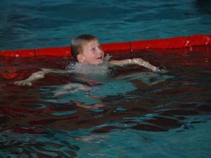 Door het gat gezwommen en neem het applaus van de tribune in ontvangst