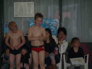 Op de achtergrond: tante Anouk, neefje en nichtjes